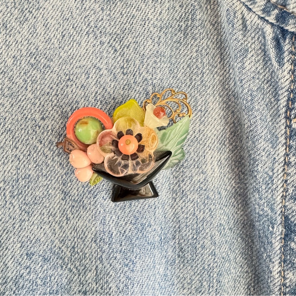 Vintage Novelty Multi Colored Brooch Celluloid? - Picture 6 of 7